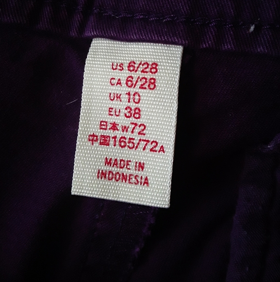 Khakis by GAP Girlfriend 5 Inch Cargo Type Shorts - Picture 11 of 14